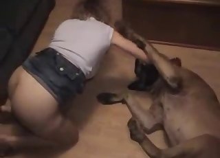 Güzel bebeğimiz sevimli köpeğinin tadını çıkarıyor
