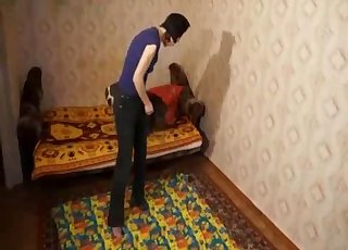 巨乳のマスクをした動物愛護家と遊び好きな犬