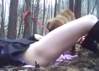 Em bé tuyệt vời với vòng ba tròn trịa muốn chó liếm