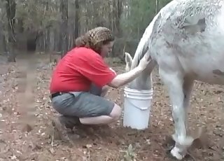 Semental blanco en impresionante escena sexual con animales de granja