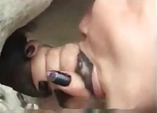 Blondinka MILF piha svojo najljubšo zver